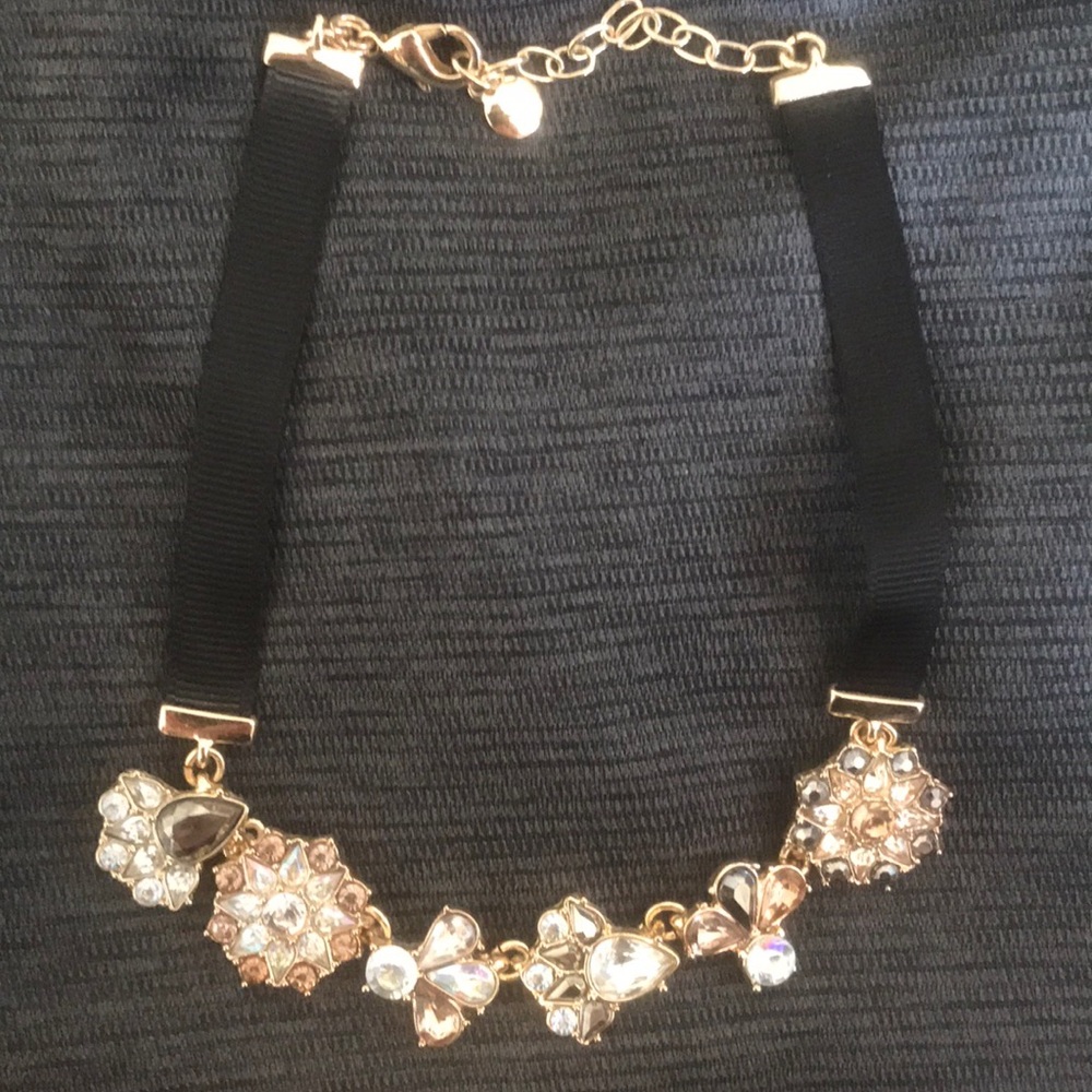 Choker necklace with rhinestone detail.
